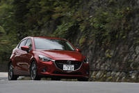 箱根のワインディングロードを行く「XDツーリング Lパッケージ」。