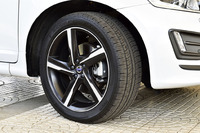 「XC60 T6 AWD R-DESIGN」のタイヤサイズは前後とも255/45R20。