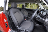 試乗車のインテリアサーフェスとシートの表皮色は「ファイヤーワーク」と呼ばれる複雑な織柄のもの。またシートの白いステッチは、よく見るとさまざまな色に“ムラ染め”する凝りよう。