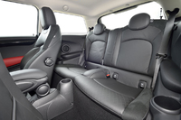 後席は2人掛け。乗車定員は4人。