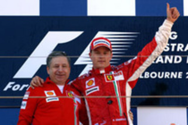 ジャン・トッド（左）の隣には赤いユニフォームのキミ・ライコネン。フェラーリの独走劇はお馴染みだが、このコンビに慣れるにはまだ時間が必要か。（写真＝Ferrari）