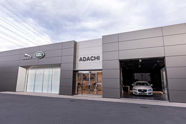 商談棟の右側が、購入後の納車イベントを行ってくれるハンドオーバールームになっている。天候に関係なく、納車車両の最終確認や取り扱いの説明が受けられるとユーザーからも好評だという。