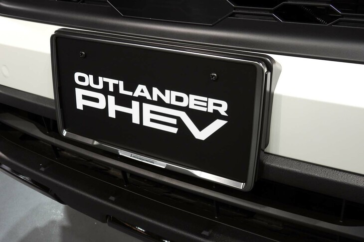 三菱アウトランダーPHEV ACTIVE FIELD（ナンバープレートフレーム）
