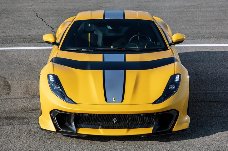 空力性能の向上や冷却性の改善のため、各部のデザインも大きく変更。フロントグリルは大型化され、左右にはホイールハウスへ空気を導くダクトが設けられた。またフロントディフューザーには、250km/hを超えると開く可動式のエアロシステムが設けられている。