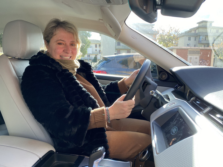 「ランドローバー・レンジローバー イヴォーク」のステアリングを握る歯科医のエリザベッタ先生。