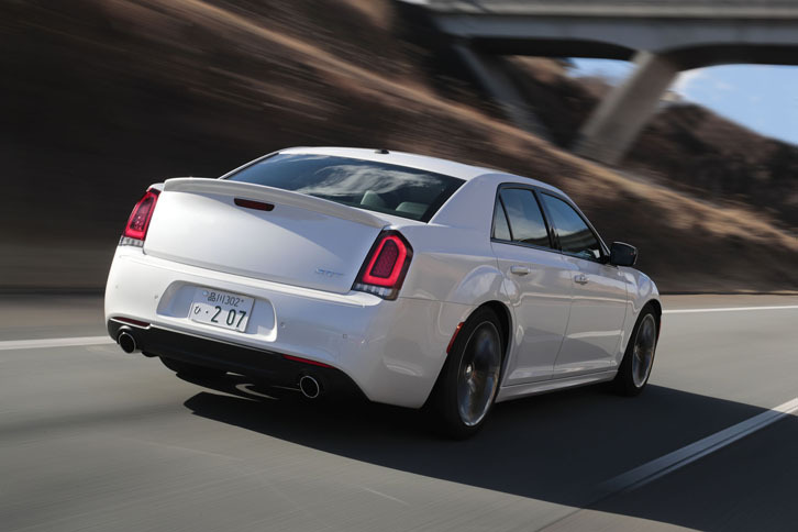 高速道路を行く「300 SRT8」。死角に入っている他車両の存在を知らせるブラインドスポットモニターや、アダプティブクルーズコントロールなどの先進安全装備は標準で備わる。