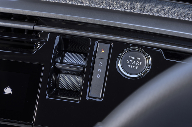 シフトセレクターはステアリングホイールの左側。手が届きにくく、切り返して駐車する際などにはわずらわしい。パーキングブレーキスイッチと離れているのもどうか。