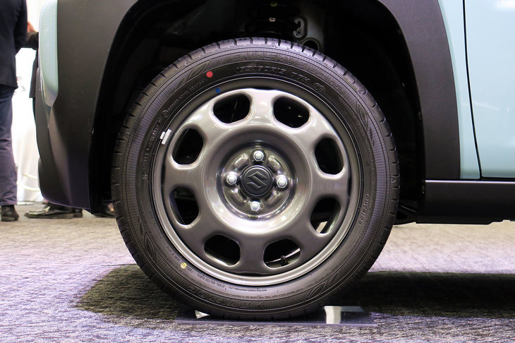 アルミホイールが装着される上級グレードに対し、「ハイブリッドG」「ハイブリッドGターボ」にはスチールホイールが装備される。