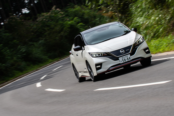 コーナリングでは、床下にバッテリーを積むことによる低重心パッケージの美点を実感。なおバッテリーの仕様は標準車も「NISMO」も同じで、総電圧は350V、総電力量は40kWhとなっている。