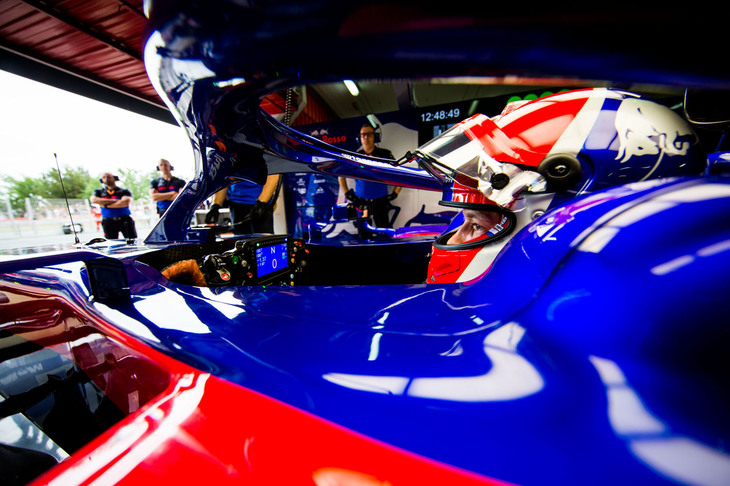 トロロッソは、ダニール・クビアト（写真）が2戦連続で予選Q3に進出し9番グリッド、アレクサンダー・アルボンはミスが響き惜しくもQ2敗退で12位（リカルドのペナルティーで11番グリッドに繰り上がり）と、ミッドフィールダーの中でも健闘が光った。レースでも2台がポイント圏内に駒を進めていたが、終盤に出たセーフティーカー中のタイヤ交換で手間取ったことが痛手となった。クビアトは9位まで挽回し今季2度目の入賞。アルボンは最後までグロジャンを追い詰めたが抜けず11位で、ダブル入賞を逃した。（Photo=Toro Rosso）