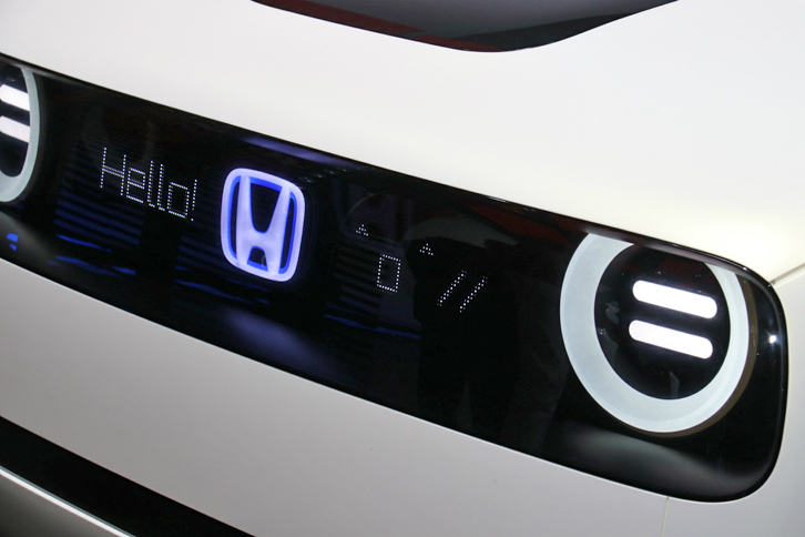 「ホンダ・アーバンEVコンセプト」のフロントに設けられたディスプレイ。顔文字が表示されている。ただし外国人にはどこまで伝わるか、興味深いところ。