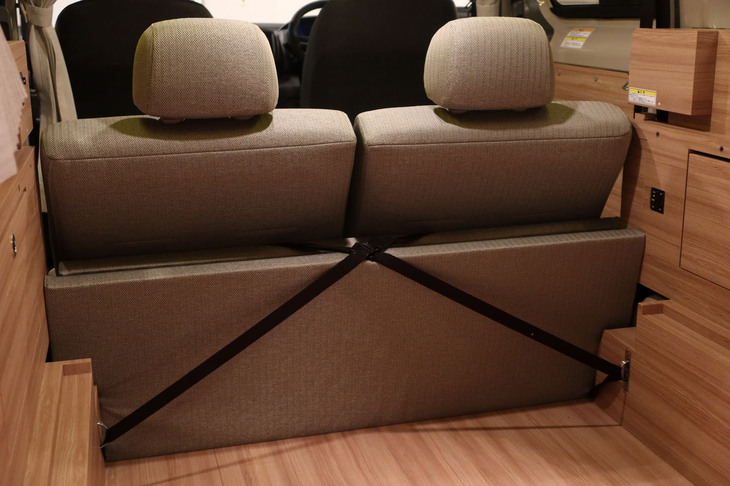 日産NV200バネットMYROOM（平置きベッドを固定した様子）