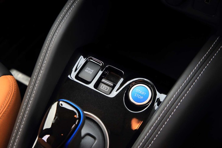 センターコンソールの走行モードセレクター。「チャージモード」と「マナーモード」を使い分けることにより、効率的かつ静かに走行できる。