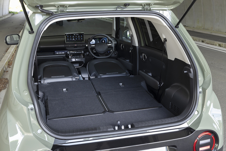 後席どころか前席もすべて前に倒せるのが「インスター」の特徴。フロントのヘッドレストを外すなど多少の面倒はあるが、やればできるところに価値がある。