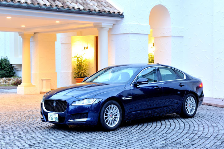 ディーゼルエンジンを搭載する「XF」には、ベーシックな「ピュア」（写真）と、ラグジュアリーな「プレステージ」の2グレードが用意される。