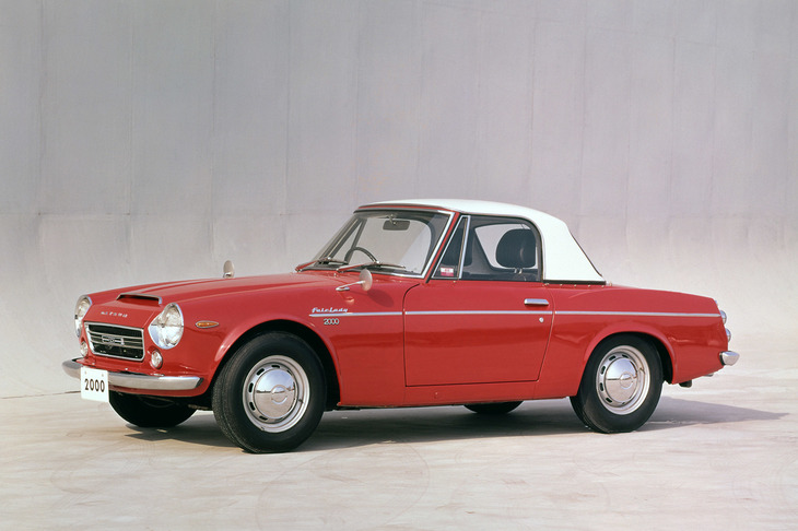 1967年に登場した「フェアレディ2000」（SR311）。他メーカーからはより先進的なスポーツカーが登場していたが、最高速度205km/h、0-400m加速15.4秒という動力性能は依然として一級品で、当時のレースのGT-IIクラスは同車のワンメイクレースの様相を呈していたという。