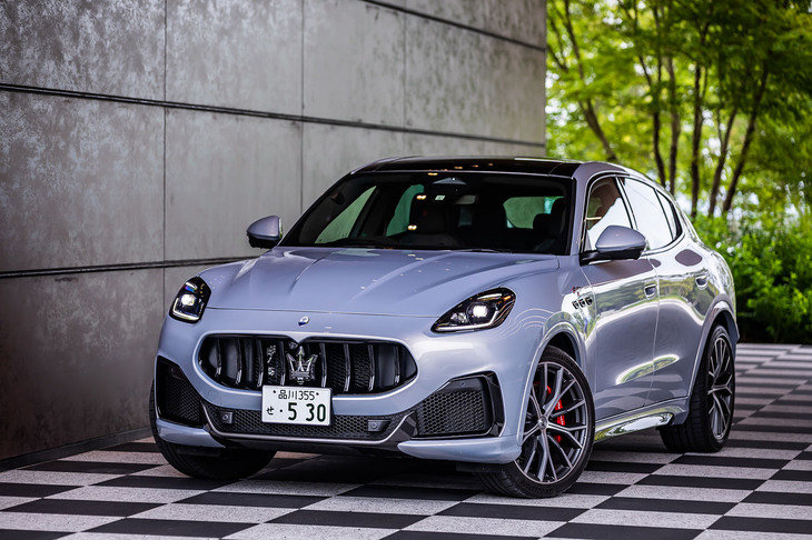 高性能ミドシップスポーツ「マセラティMC20」譲りの3リッターV6ツインターボエンジンをフロントに搭載する「グレカーレ トロフェオ」。車両本体価格は1520万円で、グレカーレの最上級モデルという位置づけだ。