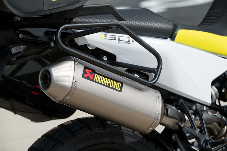 純正アクセサリーとして、アクラポビッチ製のスリップオンマフラーも用意される。
