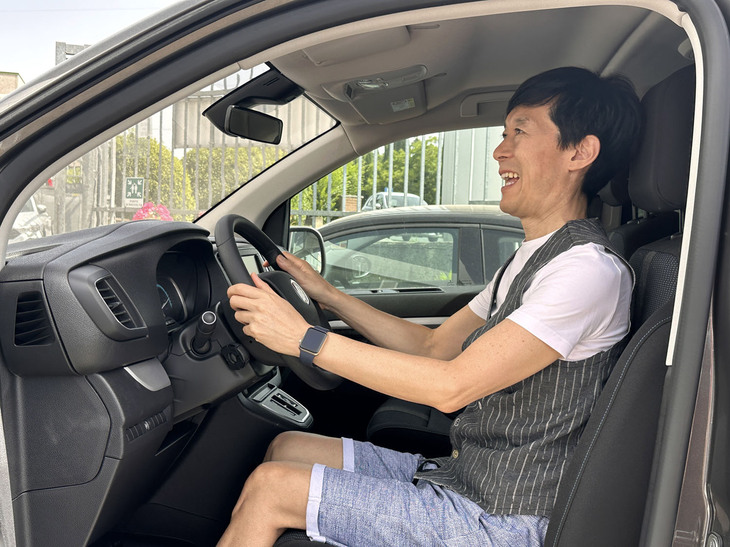 「E-ウリッセ」に身長166cmの筆者が乗車したところ。Aピラー形状が凝っていない恩恵で、死角は意外に少ない。