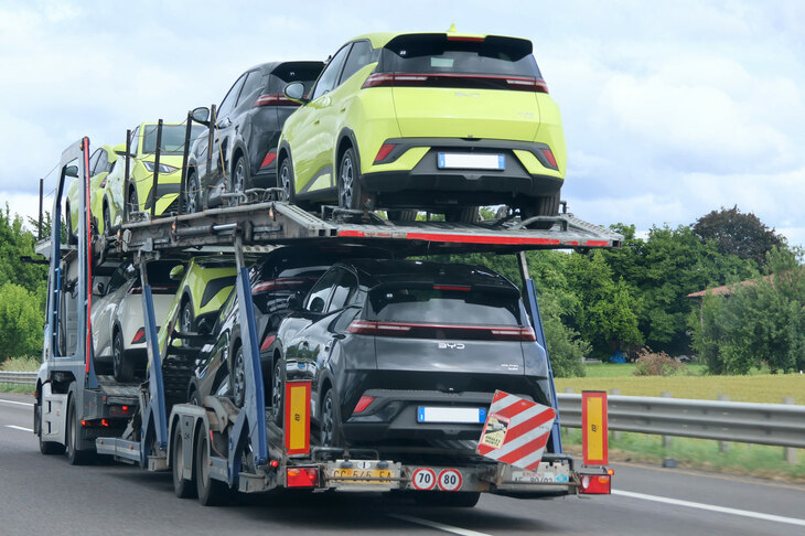 「BYDドルフィン サーフ」8台が陸送中。