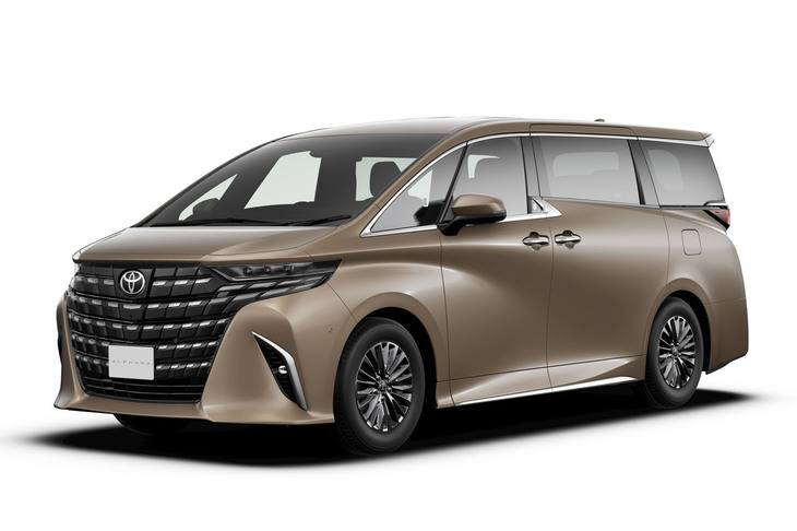 トヨタの「アルファード」（写真）と「ヴェルファイア」は2023年にフルモデルチェンジ。高級感、ドライバビリティーとも先代モデルから大幅にレベルアップしている。