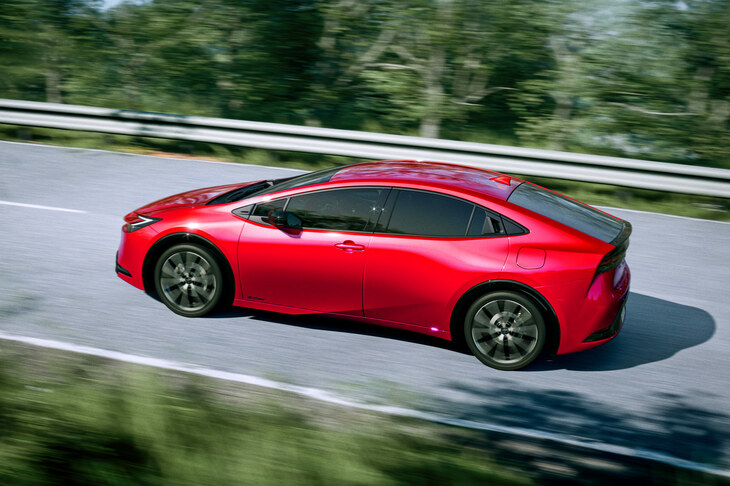 4WD車の「E-Four」は、従来型よりリアモーターを大幅に高出力化。雪道などでの登坂性能に加え、旋回性能も向上しているという。