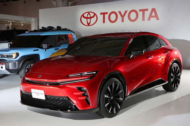 2021年12月のEV戦略発表会で公開された「クロスオーバーEV」。今回発表された「クラウン スポーツ」と、外観はまったく同じである。