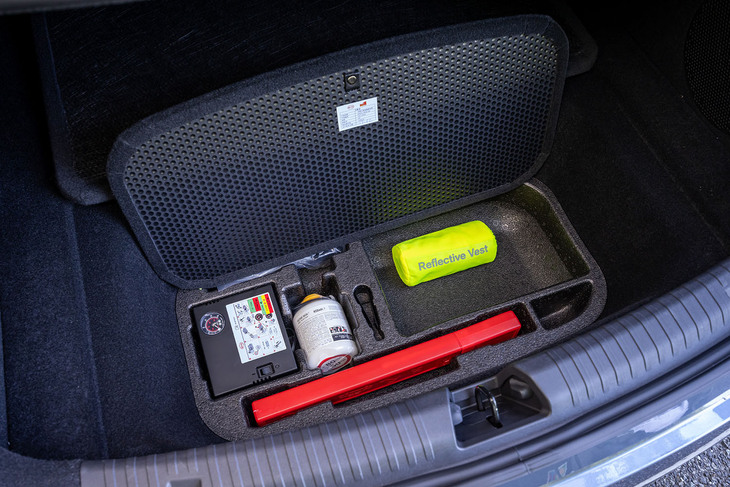 荷室の床下にサブトランクを用意。パンク修理キットや三角停止版などがすっきりと収められるようになっている。