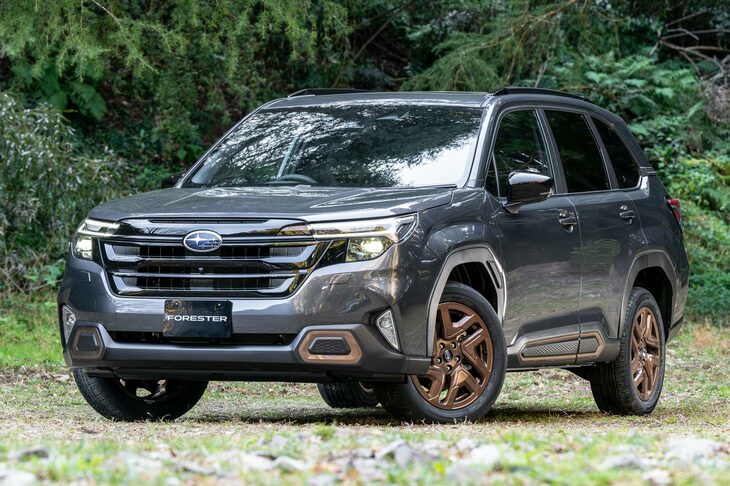 こちらは新型「フォレスター」のターボモデル「スポーツEX」。　
	ほった「……こうしてクオータービューで見比べてみると、3度のモデルチェンジで、四隅の張り出しがずいぶん大きなクルマになったんですね」　
	清水「確かに、こうして見ると渕野さんのいう『箱っぽさ』を感じるかも」