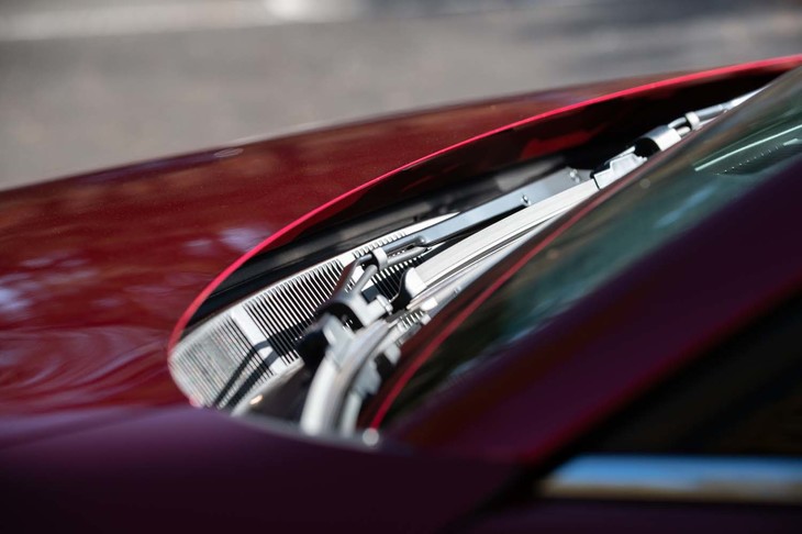 ワイパーが収まるボンネット終端部分のパネルは、筆者がこれまでに見た（気づいた）クルマの中でも極めて薄い部類に入るものだ。