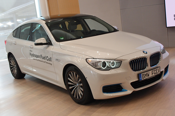 
	今回の発表会場には、「BMW 5シリーズ グランツーリスモ」をベースとする試験車両が展示された。
	