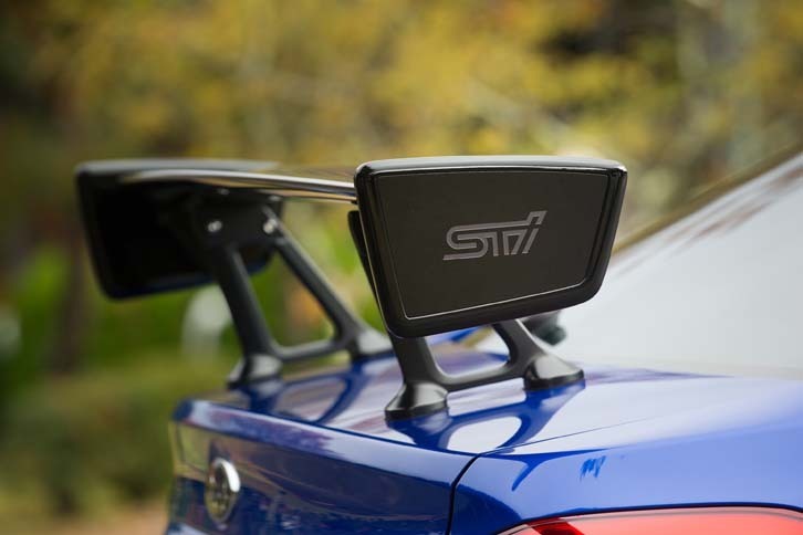 試乗車は「NBR CHALLENGE PACKAGE」。「スバルWRX STI」が参戦を続けるニュルブルクリンク24時間レースにおいて、2015年、2016年とスバルがクラス優勝したことを記念して設定された。写真のリアスポイラーや、専用のブラックアルミホイールなどを装備する。