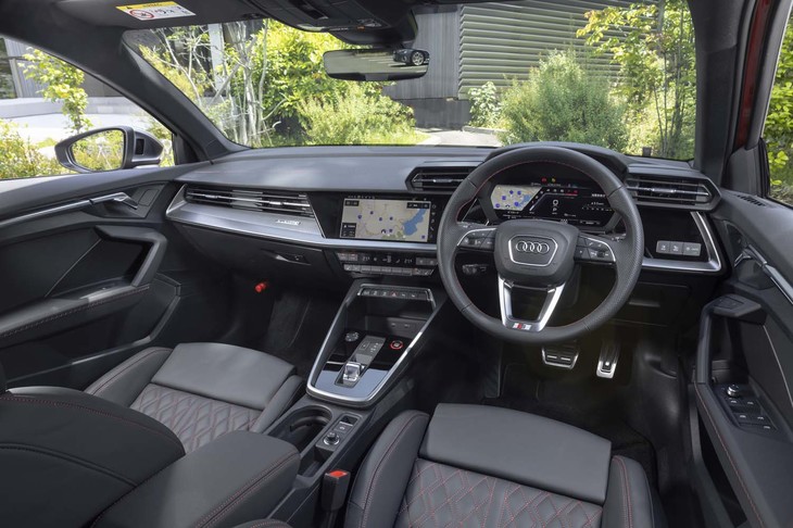 アルミパネルを大胆に使ったダッシュボードは「S3」専用の仕立て。速度が高まると「RS 3」などに積まれる5気筒サウンドが鳴り響くギミックも。