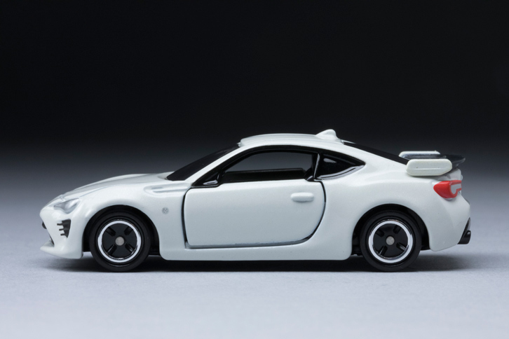 運動性能に関する点では、水平対向エンジンの採用による低重心パッケージが最大の特徴。乗員の着座位置も低く、チーフエンジニアは「運転席に座ったまま、アスファルトでタバコの火を消せる」と豪語していた。（写真＝郡大二郎）