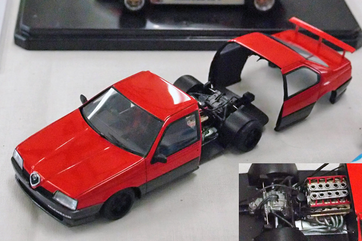 アレザン製1/43「アルファ・ロメオ164プロカー」。「姿は164だが中身は3.5リッターV10エンジンをミドシップしたモンスター」の小スケールモデルだが、キットには肝心のメカニズムが搭載されていなかった。そこで同スケールのフォードDFV（V8）に2気筒を加えV10化したエンジンを搭載、ギアボックスとサスペンションは「アルファ・ロメオ185」（F1）のキットから流用したという。