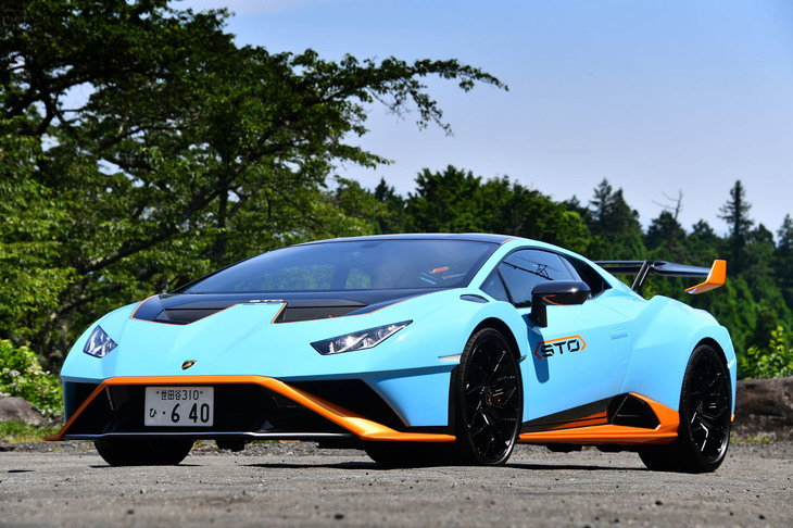 アグレッシブな「ウラカンSTO」のエクステリアデザイン。ランボルギーニが世界展開しているワンメイクレース車両「ウラカン スーパートロフェオEVO」や、デイトナ24時間レースなどで優勝したレーシングモデル「ウラカンGT3 EVO」をモチーフに開発されている。