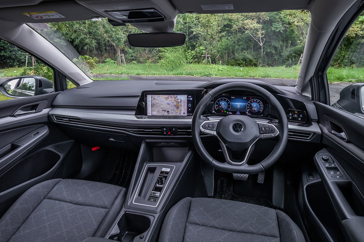 インテリアデザインは、2021年6月に国内導入された8代目「ゴルフ」に準じたもの。メーターからセンターコンソール上部のタッチ式ディスプレイまでを連続させた、特徴的なインストゥルメントパネルが目を引く。