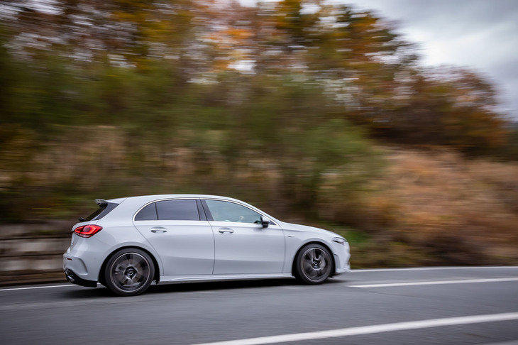 シリーズトップの「A45 S 4MATIC＋」に比べればおとなしい印象のルックスだが、「AMG A35 4MATIC」の足まわりはことのほか締まっており、シャープなハンドリングが味わえる。