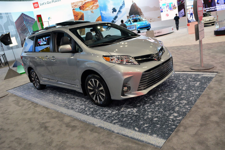 トヨタのミニバン「シエナ」。展示スペースの床が雪道を模していることからも分かるように、4WD車である。このショーで発表されたマイナーチェンジ版「プリウス」も、4WD機構をアピールしていた。