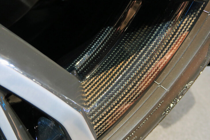 ロールス・ロイス・ブラックバッジ・ゴースト（カーボンファイバー製ホイールリム）