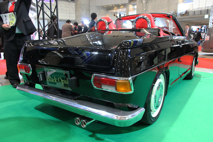 リアビューもちゃんとメルセデスW111風に見える「ブラックオパール・ショースペック」。製作した学生に「磨きが足りないのが残念だね」と声をかけたところ、「仕上がったのが搬入時間ギリギリで、磨く時間がなかったんですよ。明日、開場前に磨きます！」とのことだった。