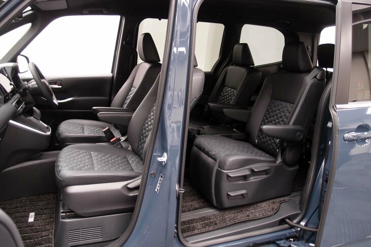 トヨタ・ヴォクシーS-Z＜7人乗り／ハイブリッド車＞（前席および2列目シート）