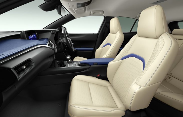 「リッチクリーム＆ブルー」のインテリア。