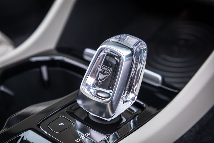 センターコンソールに配置されたレバー式のシフトセレクター。「XC40」のトランスミッションは全車共通で、トルコン式の8段ATが採用されている。