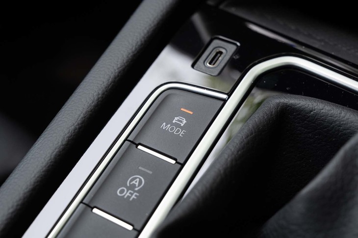 ドライブモードセレクター「DCC」が用意されるのは「Rライン」のみ。モードは「エコ」「コンフォート」「ノーマル」「スポーツ」に「カスタム」を加えた全5種類。