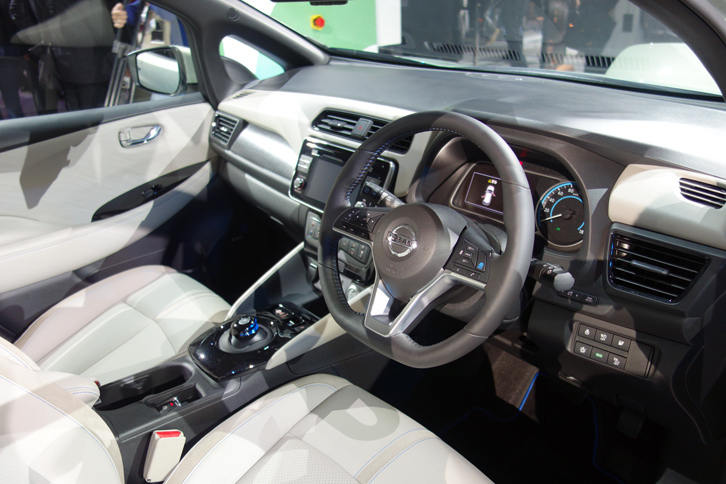 先代よりもスマートにストレスなく操作できるよう配慮したという、新型「リーフ」のインテリア。