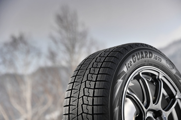 「アイスガード」史上最も接地面積が広く、ブロック剛性が高いという「アイスガード7」のトレッド面。専用となる新開発「ウルトラ吸水ゴム」の採用により、従来の「プレミアム吸水ゴム」と比較して、吸水率が7％向上したという。