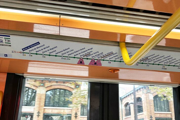 パリの市電「T3a」の車内で。路線図にはオリンピック／パラリンピック競技会場の最寄り駅を示す、ピンクの矢印が残っていた。