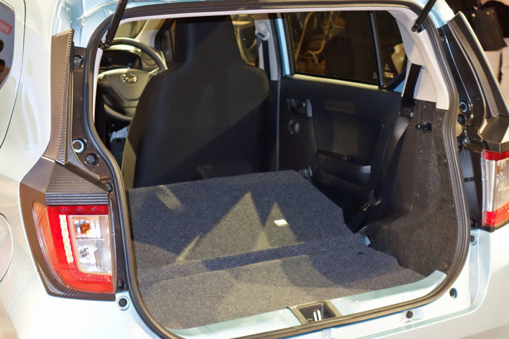 リアシートは一体可倒式を採用。倒すことで荷室の容量を拡大できる。