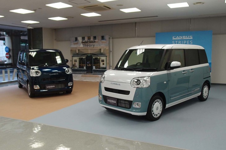 「ムーヴ キャンバス ストライプス」（写真右手前）と「ムーヴ キャンバス セオリー」（同左奥）。